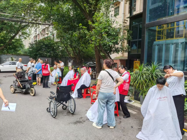 菊花塘社区：慈善便民零距离 暖心服务在身边