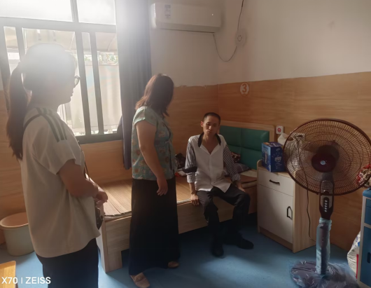 岳塘村开展慰问暨上门电子认证服务活动