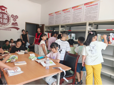 霞城村开展少儿农家书屋阅读活动