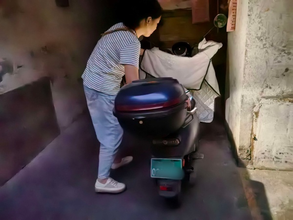 葩金社区：夜间排查除隐患 筑牢安全“防火墙”