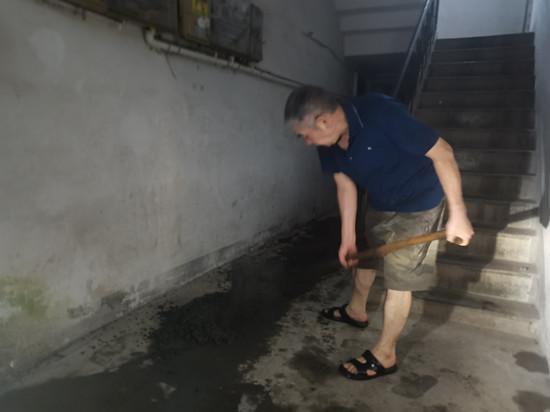 泗神庙社区：修补坑洼破损路面 守护群众出行平安