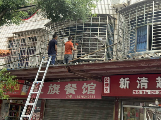 盘龙社区开展“拆窗破网”专项整治行动 筑牢消防安全防线
