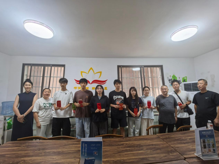 昭山镇新民村开展优秀学子奖学金发放活动