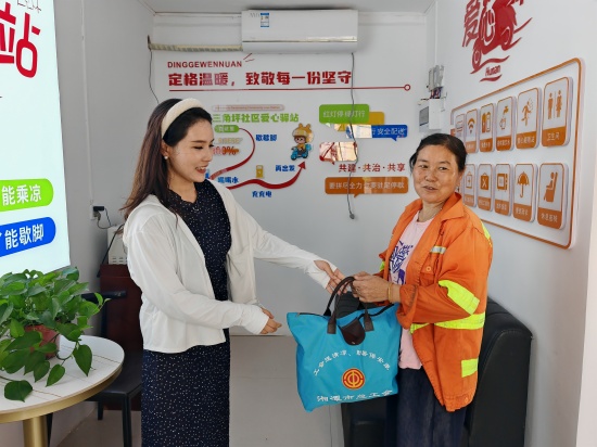 三角坪社区爱心驿站开展“夏送清凉”慰问活动