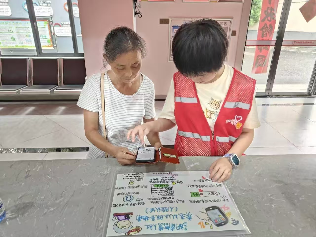 大板房社区：学生志愿者“手绘指南”便利老年人