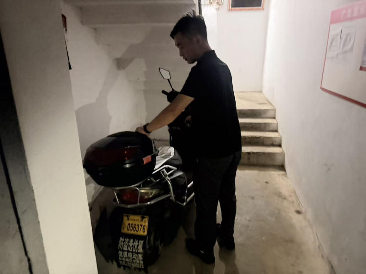 昭山镇双建社区党员志愿者筑牢老旧小区消防安全防线