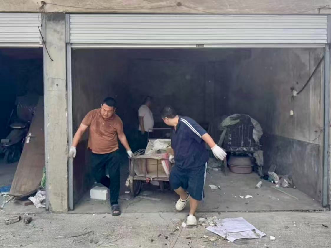 马家河社区开展老旧小区车库杂物集中清理   坚决守牢安全底线