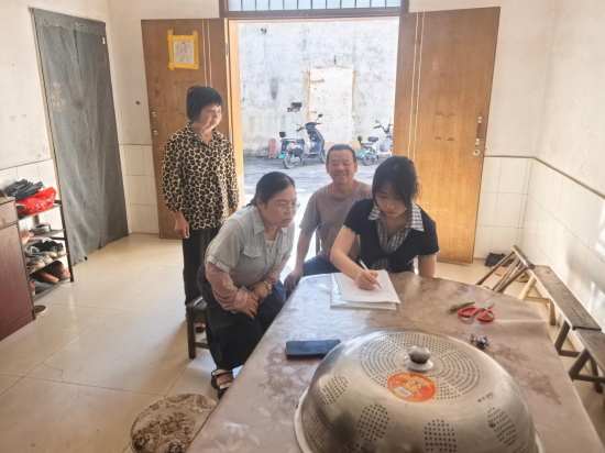 宝塔社区团支部开展公益助学工作