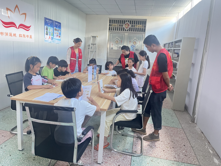 红旗村党群服务中心开展青少年暑期阅读活动
