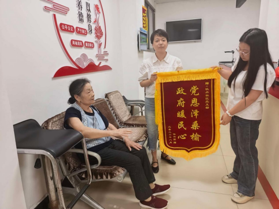 牡丹社区老党员送锦旗致谢组织温情
