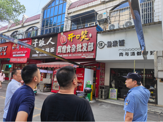 岳塘村：警街联合进村 “拆窗破网”除隐患保平安