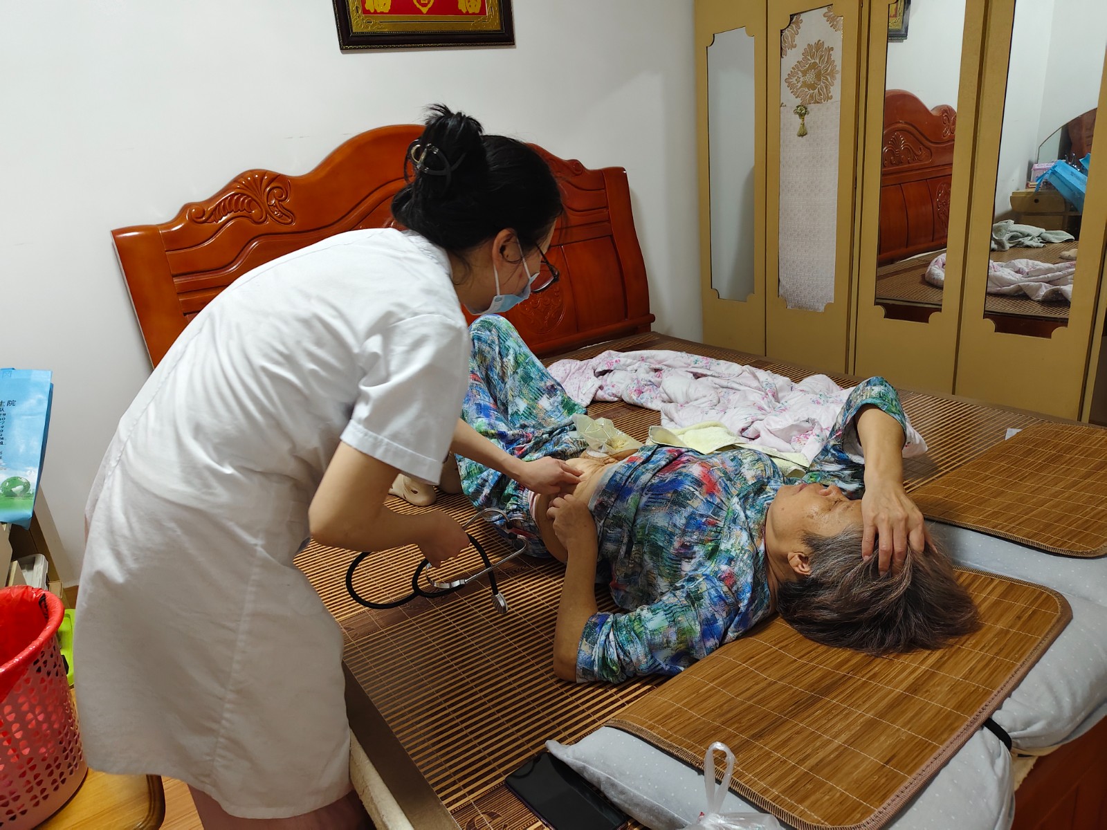 昭山镇家庭医生上门出诊 暖心服务守护老人健康