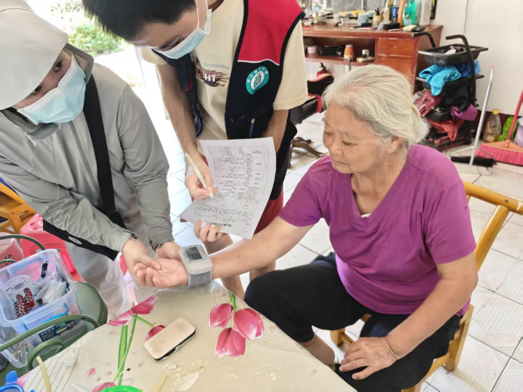 ​昭山镇幸福村党群服务中心：暖心上门送体检 关爱老人零距离