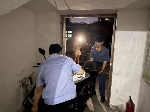 铁园社区：夜间排查除隐患 筑牢安全“防火墙”