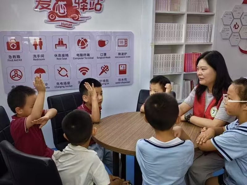 瓦窑塘社区党群服务中心开启暖心公益托辅课堂