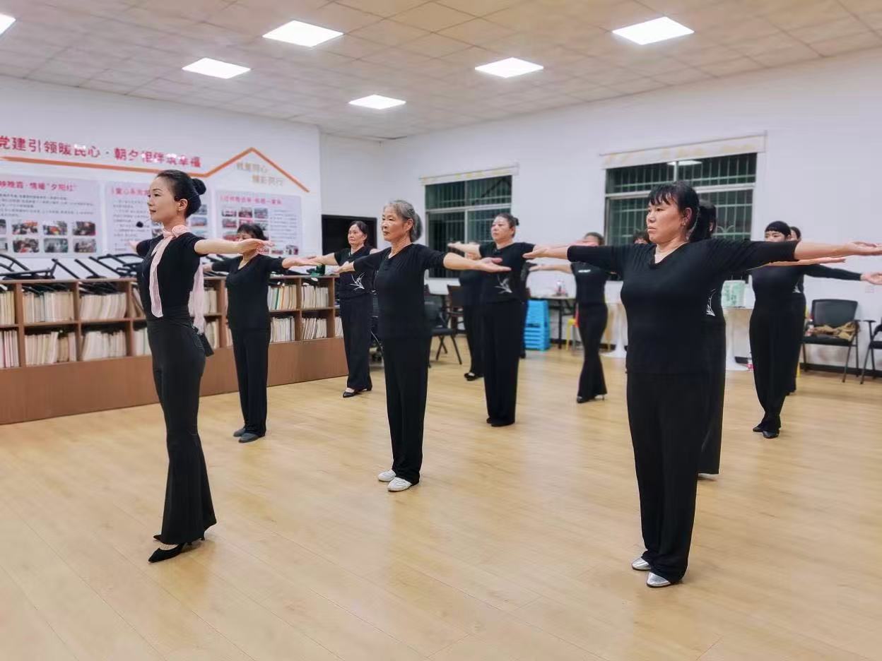 马家河社区形体公益课堂开班 点亮居民夜间文化生活