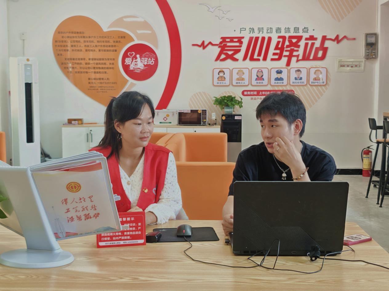 新塘社区：“云端”搭桥 让居民在家门口轻松找工作