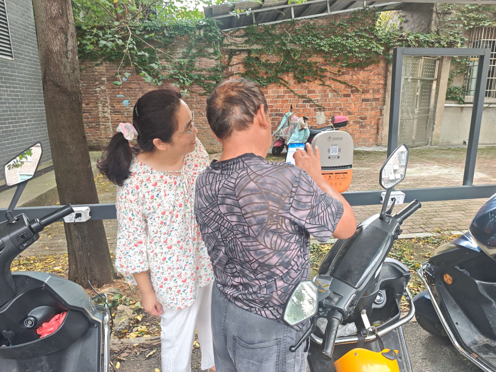 新塘社区：手把手教用充电桩 安全充电暖民心