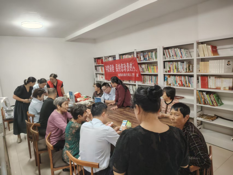 昭山镇新民村：党群服务办实事 便民换卡服务暖万家
