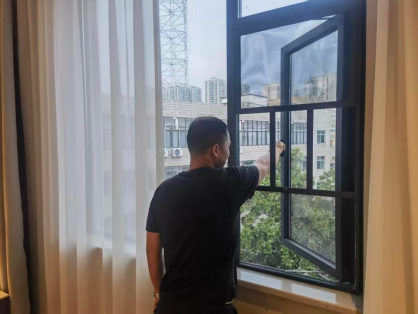 霞城村：温情劝导拆窗破网 打通群众消防安全“生命通道”