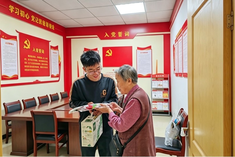飞机坪社区开展教师节走访慰问退休教师党员活动