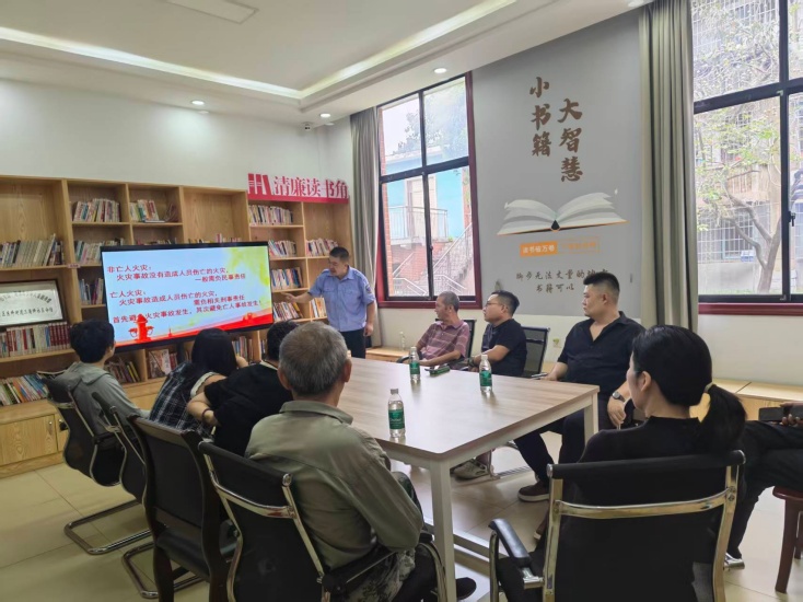 三角坪社区开展沿街门店从业人员消防安全专项培训
