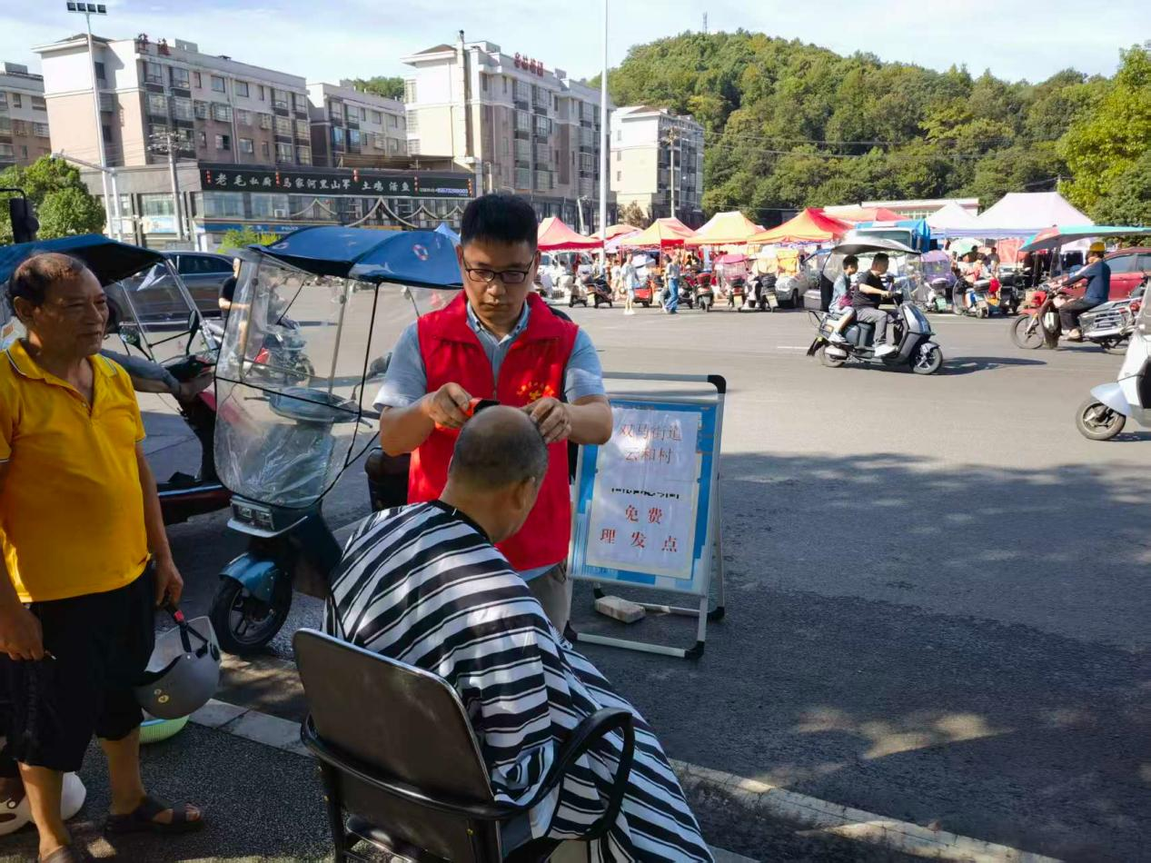 云和村“集市有约·便民义剪”暖人心