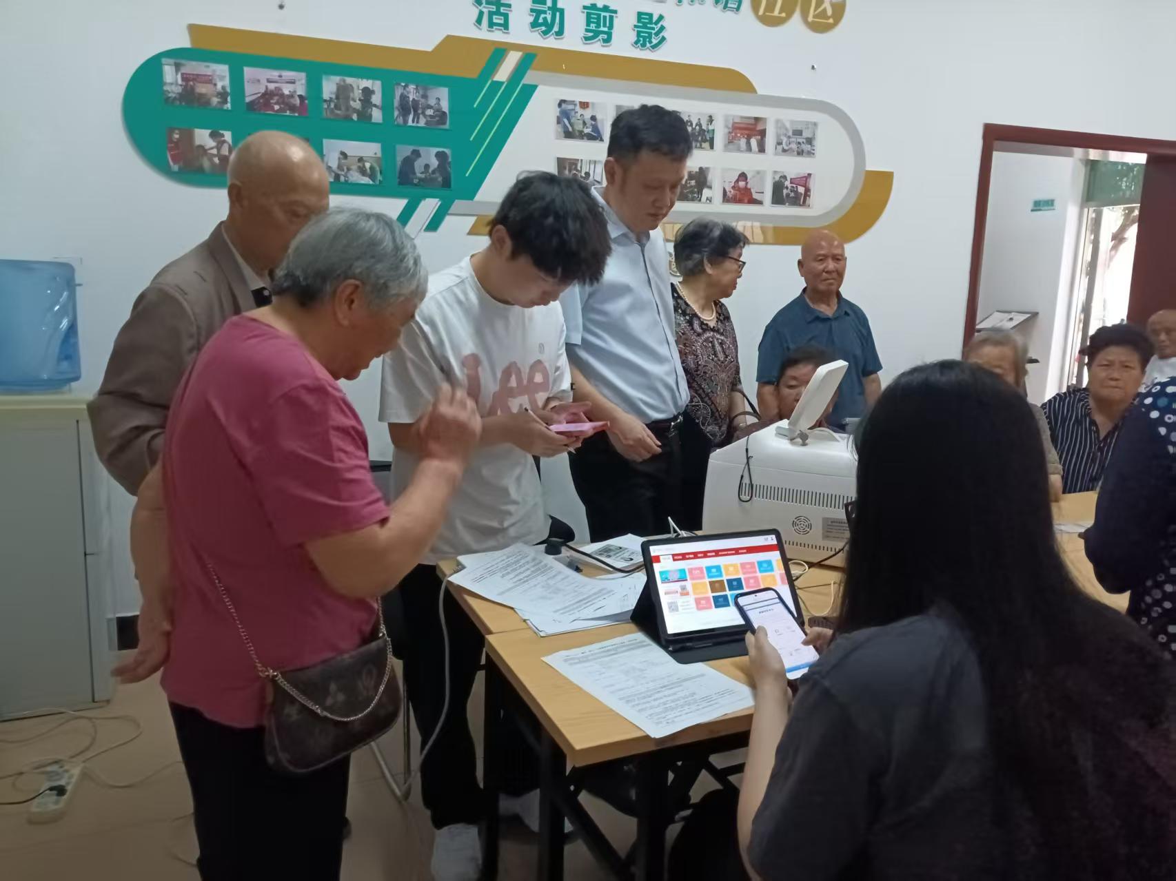 纯冲塘社区开展第三代社保卡集中换发便民服务