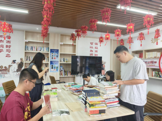 书香润乡村 志愿暖书屋——阳塘村开展农家书屋书籍整理志愿服务活动