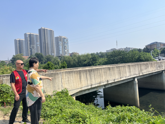 大板房社区：党员巡渠护碧水 守护家园好风光