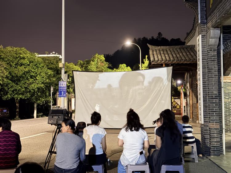 昭山镇七星村党群服务中心开展公益电影下乡活动