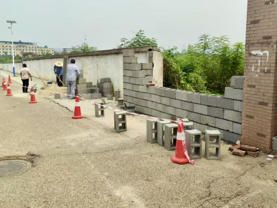 新电社区：危墙除隐患 守护居民平安