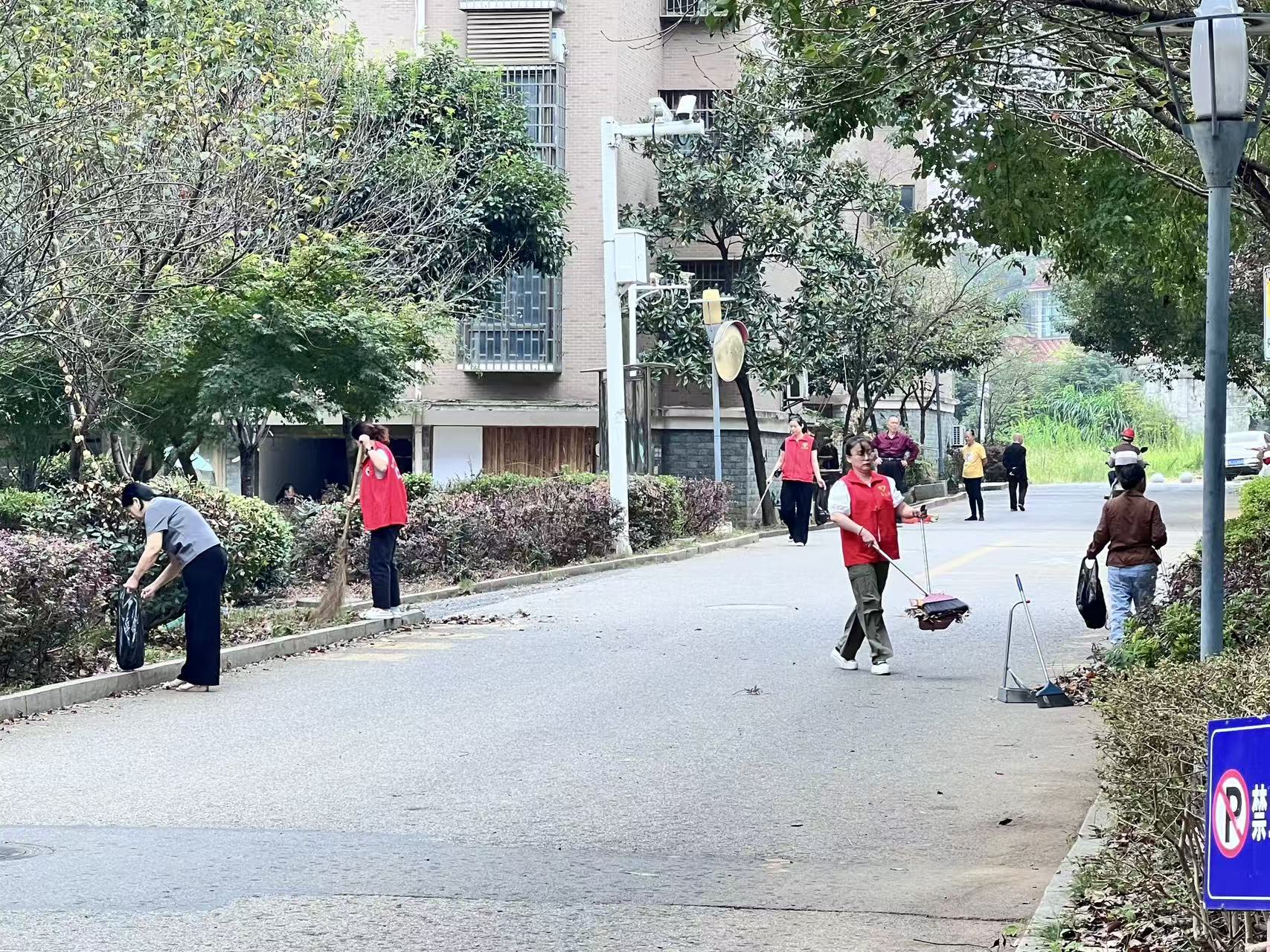 新电社区：红韵聚力净家园迎双节
