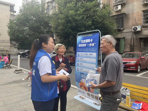 大板房社区开展第三代社保卡换发专场便民服务