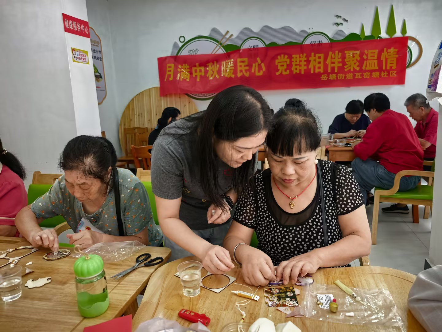 瓦窑塘社区开展中秋敬老暖心活动