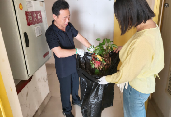 红旗社区联动多方开展消防通道杂物集中清理行动