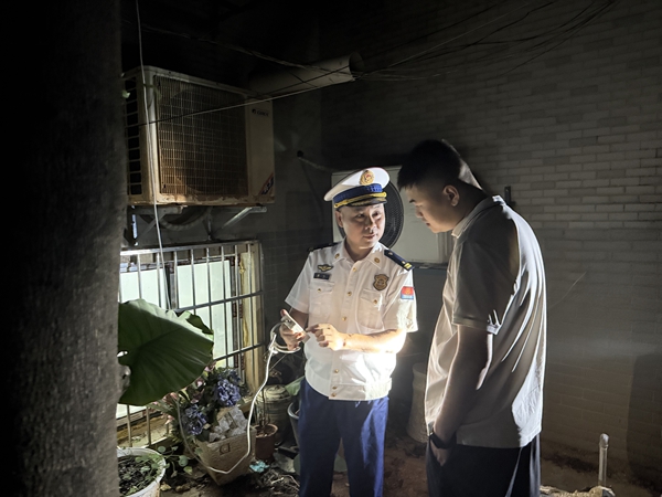 岳塘区消防救援局“错时制”昼夜排查筑牢国庆期间消防安全“防火墙”