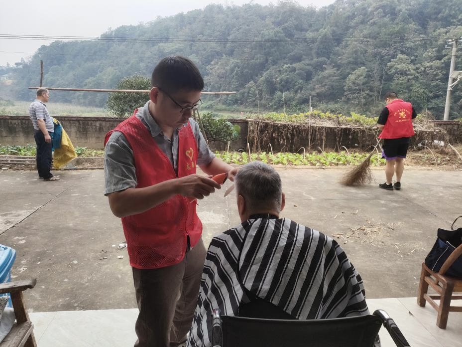 云和村开展重阳节关爱困难群众志愿服务活动