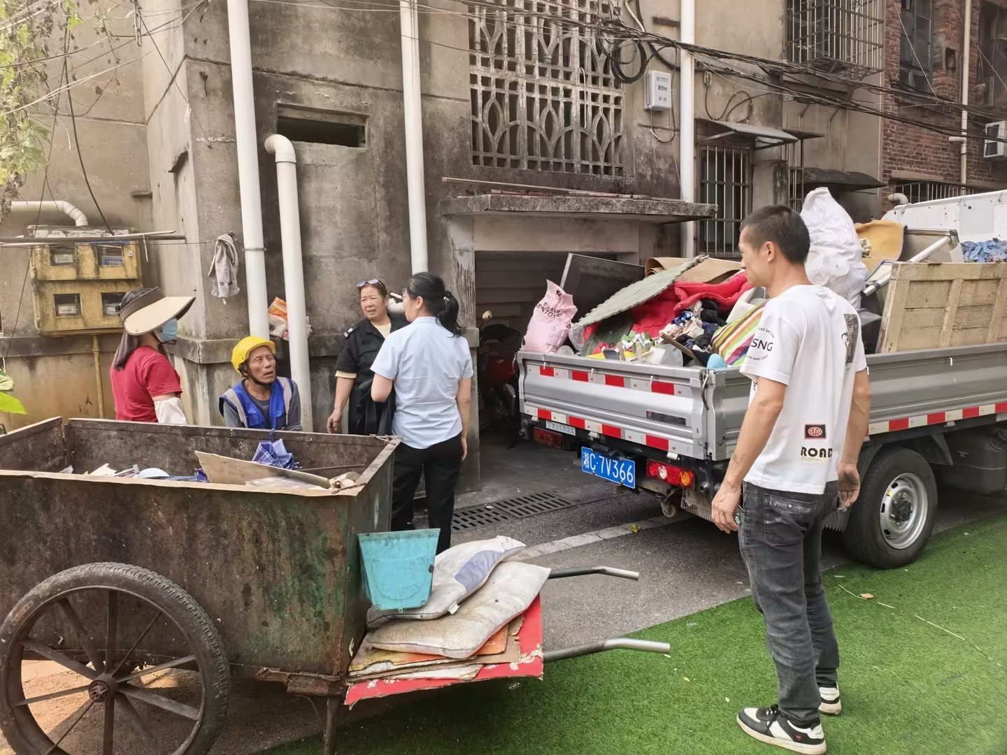 瓦窑塘社区开展楼道杂物专项整治行动