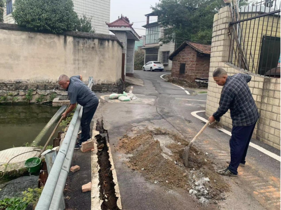 岳塘村：抢修临水塌方路面 办好民生微实事