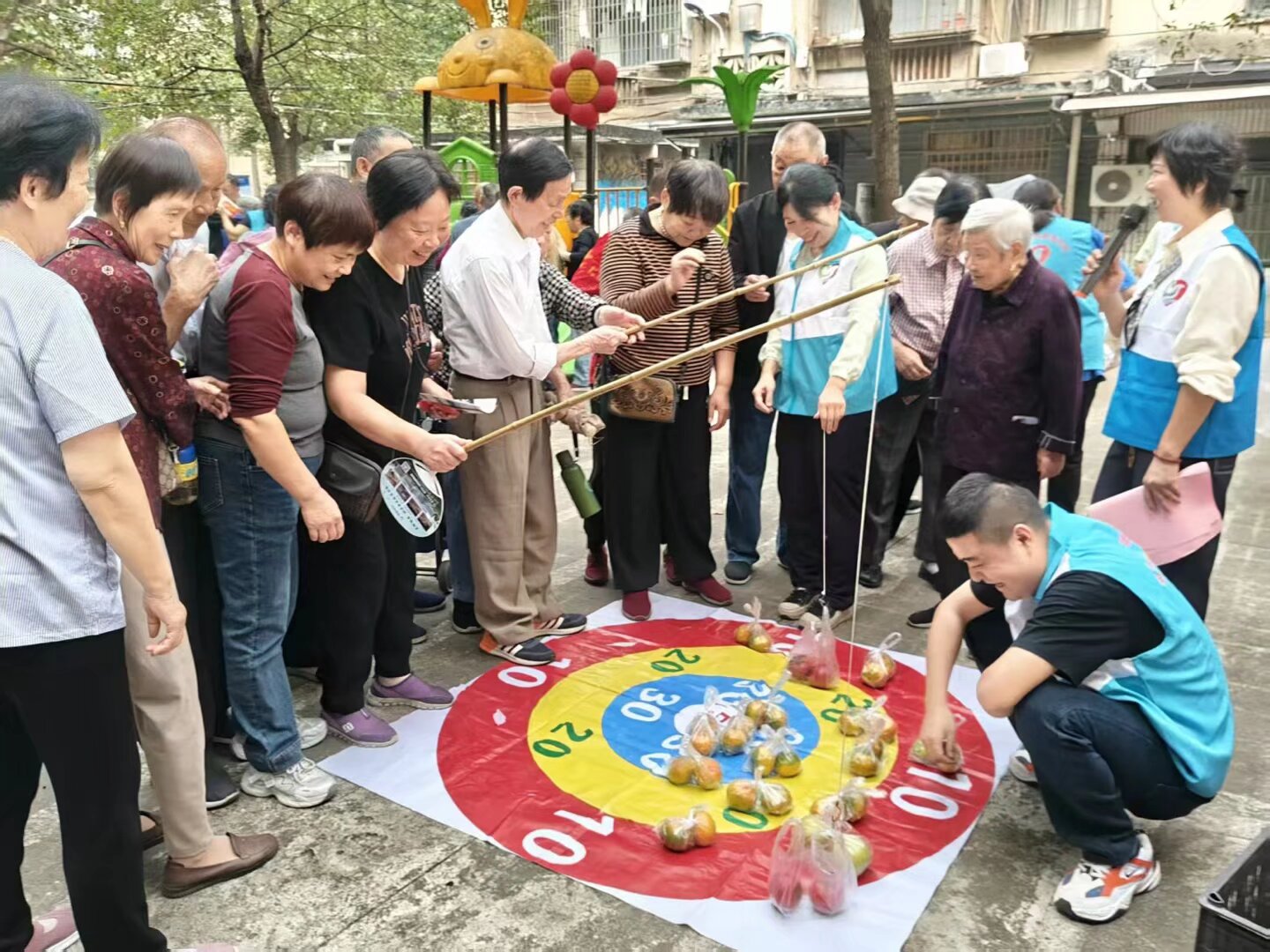 纯冲塘社区：金秋重阳送关爱 敬老服务暖民心