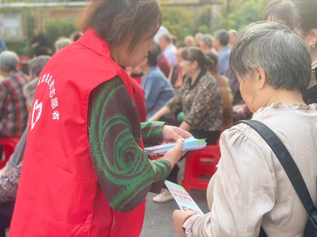 新塘社区：重阳节送“安全礼” 反诈防非护桑榆