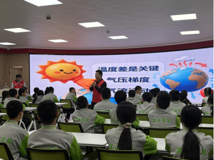 运河社区联合湘机中学开展VR沉浸式红色研学暨新能源科普体验活动