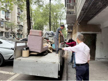 长城社区开展楼道杂物专项清理整治行动