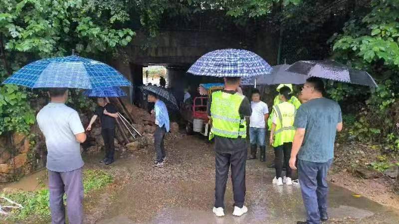 岳塘戰(zhàn)“汛”丨岳塘區(qū)迅速處理一處道路涵洞坍塌險情